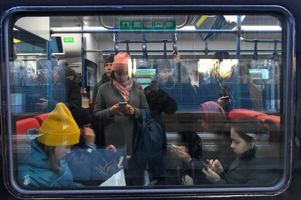 Пассажиры в поезде Московского центрального диаметра на станции в Одинцово - Sputnik Молдова