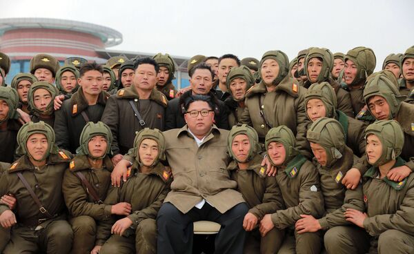 Ким Чен Ын со служащими ВВС и ПВО КНДР - Sputnik Молдова