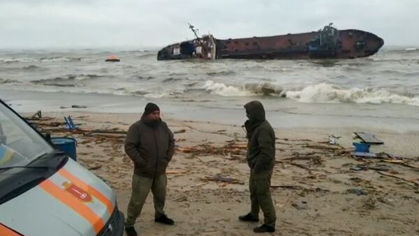 Танкер сел на мель под Одессой. Экипаж судна остается на борту - Sputnik Moldova