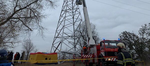 Operațiunea de salvare a persoanei implicate în intervenția neautorizată în rețelele electrice - Sputnik Молдова