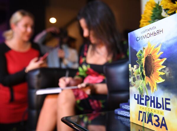 Сборник Маргариты Симоньян стал лидером продаж за неделю Сборник Маргариты Симоньян стал лидером продаж за неделю - Sputnik Молдова