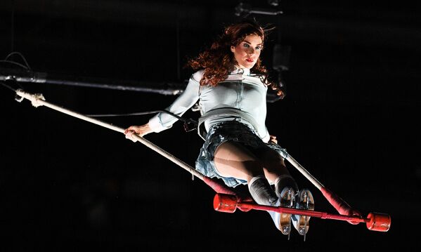 Артистка Cirque du Soleil во время шоу на льду CRYSTAL в Москве - Sputnik Молдова