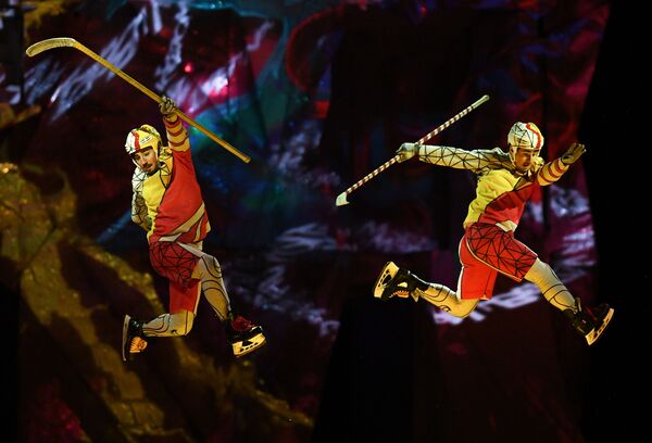 Артисты Cirque du Soleil во время шоу на льду CRYSTAL в Москве - Sputnik Молдова