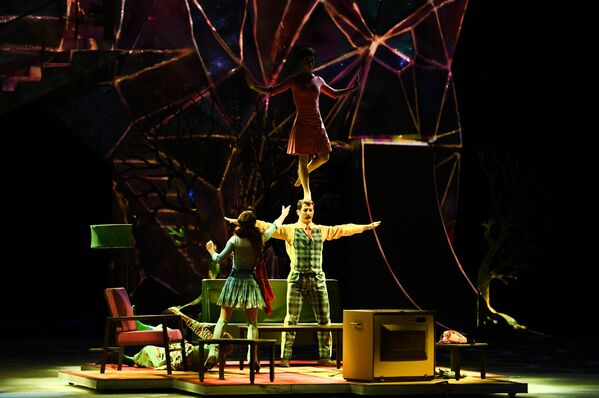Артисты Cirque du Soleil во время шоу на льду CRYSTAL в Москве - Sputnik Молдова