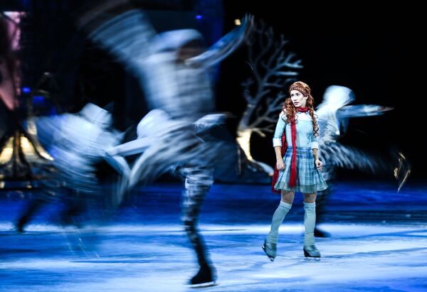 Выступление участницы шоу на льду CRYSTAL от Cirque du Soleil в Москве - Sputnik Молдова