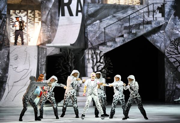 Выступление участников шоу на льду CRYSTAL от Cirque du Soleil в Москве - Sputnik Молдова