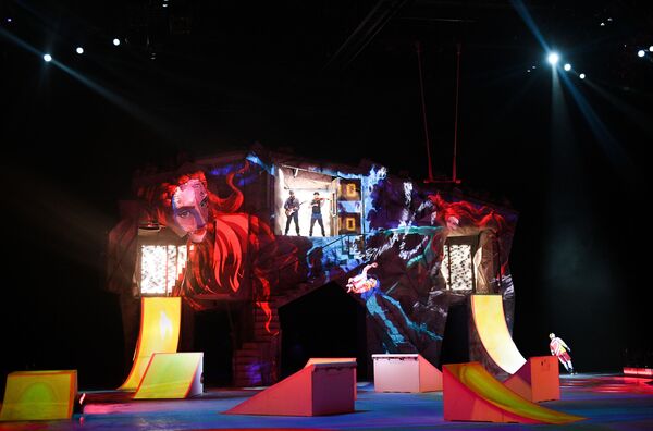 Выступление участников шоу на льду CRYSTAL от Cirque du Soleil в Москве - Sputnik Молдова