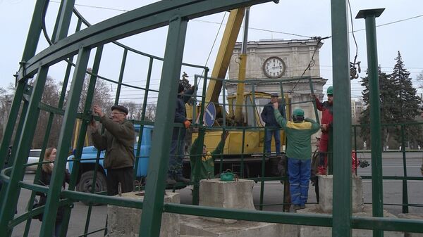 Скоро Новый год: как Кишинев облачается в праздничное одеяние - фото - Sputnik Молдова