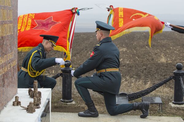 Steagurile de luptă ale diviziei de artilerie 507 au fost transmise Moldovei în timpul vizitei ministrului Apărării al Federației Ruse, Serghei Șoigu - Sputnik Moldova