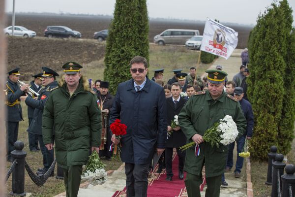 Depuneri de flori la memorialul de la Șerpeni - Sputnik Moldova