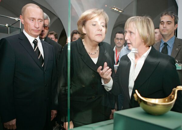 Президент России Владимир Путин и канцлер Германии Ангела Меркель во время осмотра экспозиции музея Зеленый свод в Дрездене - Sputnik Молдова