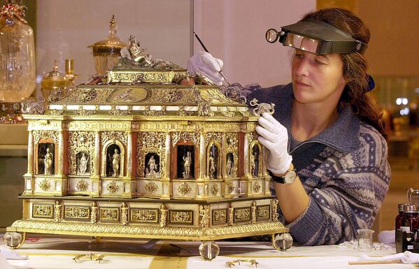 Реставратор чистит шкатулку из дерева, бриллиантов, серебра и золота, изготовленную в Нюрнберге в 1585 году и хранящуюся в Green Vault - Sputnik Молдова