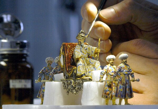 Реставратор работает с экспонатом из саксонской сокровищницы «Зеленый свод» в Дрездене, 2004 год - Sputnik Молдова