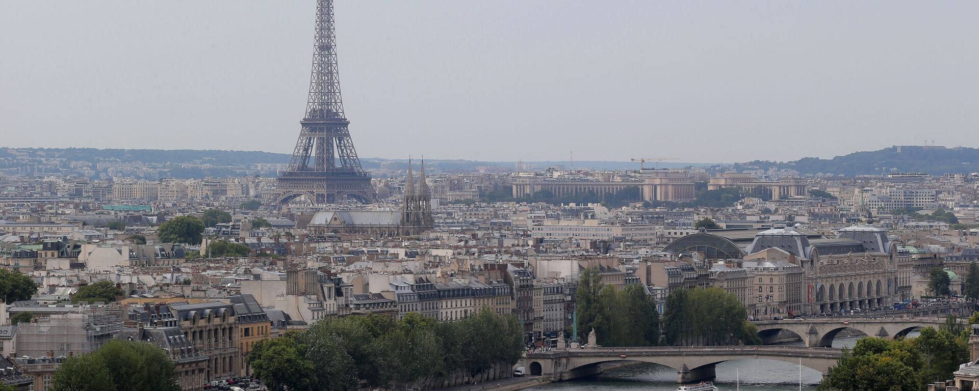 Turnul Eiffel deasupra Senei din Paris - Sputnik Moldova, 1920, 08.09.2024