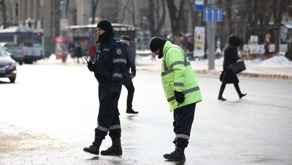 Полицейские регулируют движение - Sputnik Молдова