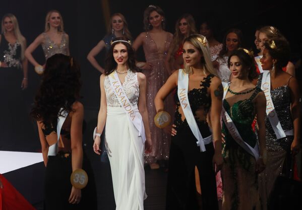 Участницы финала международного конкурса Miss Fashion 2019 – GODDESS OF THE UNIVERSE в концертном зале Vegas City Hall в Москве - Sputnik Молдова