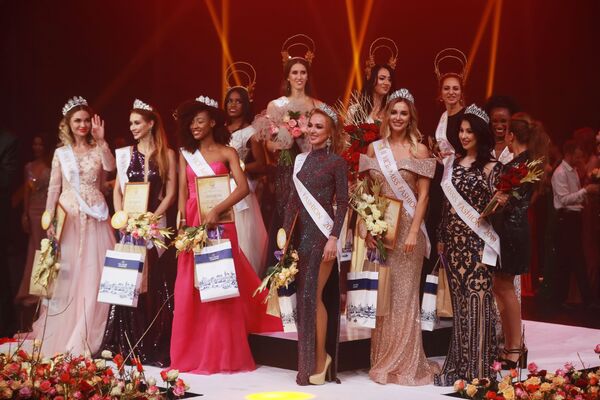 Участницы во время церемонии награждения финала международного конкурса Miss Fashion 2019  GODDESS OF THE UNIVERSE в концертном зале Vegas City Hall в Москве - Sputnik Молдова