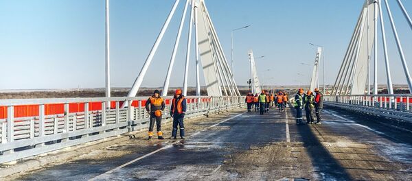 Завершено строительство моста через Амур между Россией и Китаем - Sputnik Moldova-România