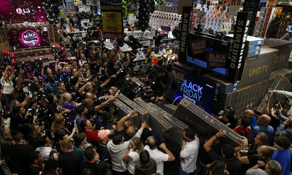 Покупатели у стенда с телевизорами во время Черной пятницы в Сан-Паулу, Бразилия  - Sputnik Молдова