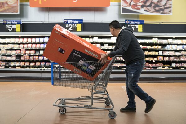 Мужчина с телевизором в тележке на распродаже в Walmart, США - Sputnik Молдова
