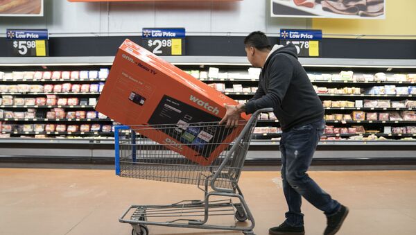 Мужчина с телевизором в тележке на распродаже в Walmart, США Мужчина с телевизором в тележке на распродаже в Walmart, США - Sputnik Молдова