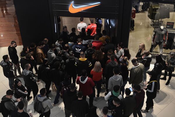 Покупатели у входа в магазин спортивной одежды Nike в Черную пятницу, Салоники, Греция - Sputnik Молдова