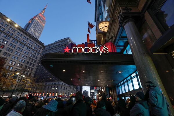 Люди в ожидании открытия универмага Macy's в Черную пятницу, Манхэттен, Нью-Йорк, США - Sputnik Молдова