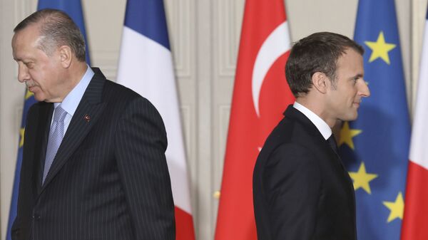 Президент Турции Реджеп Тайип Эрдоган и Президент Франции Эммануэль Макрон - Sputnik Moldova-România