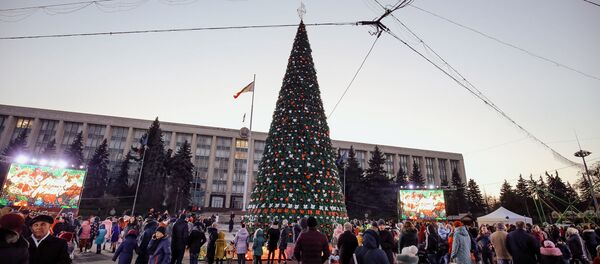 Главная новогодняя елка в центре Кишинева Главная новогодняя елка в центре Кишинева - Sputnik Молдова