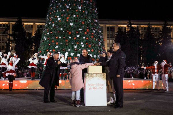 Feerie pe străzile Chișinăului: Bradul de Crăciun a fost inaugurat - Video Feerie pe străzile Chișinăului: Bradul de Crăciun a fost inaugurat - Video - Sputnik Moldova