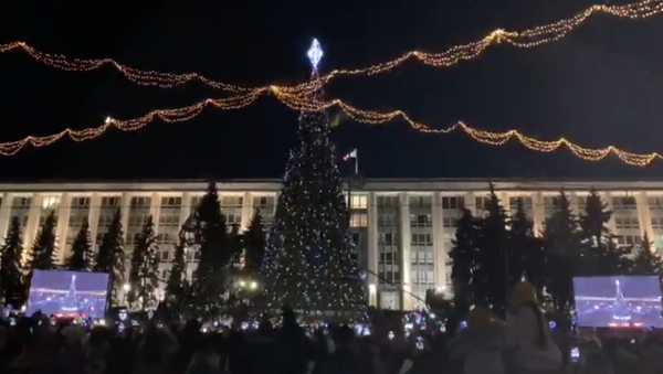 Волшебный миг, огни зажглись и праздник наступил - видео - Sputnik Молдова