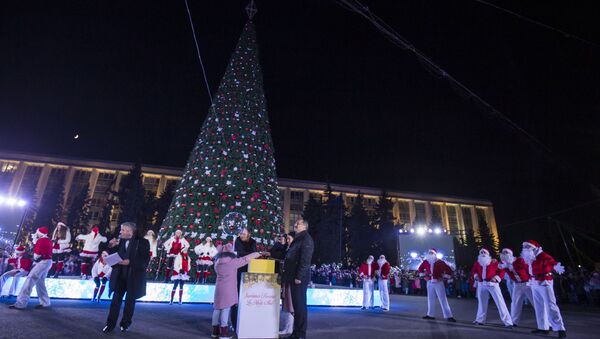 Огни гирлянд зажжены - в Кишиневе начались новогодние торжества - Sputnik Молдова