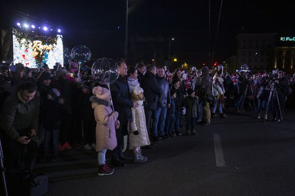 Огни гирлянд зажжены - в Кишиневе начались новогодние торжества - Sputnik Молдова