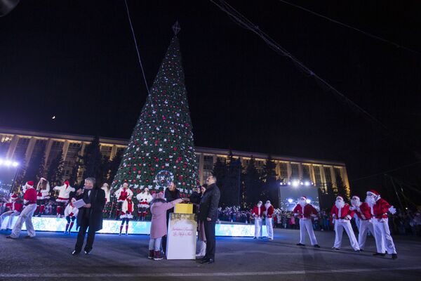 Luminițele bradului au fost aprinse - la Chișinău au demarat sărbătorile de iarnă - Sputnik Moldova