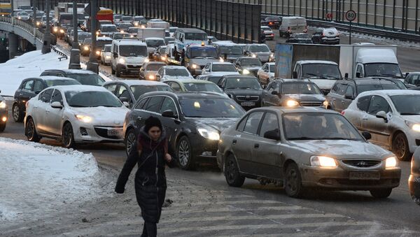Своевременно замененные покрышки уберегут автомобилистов от ДТП, травм и смерти на скользкой трассе в зимний период. - Sputnik Молдова