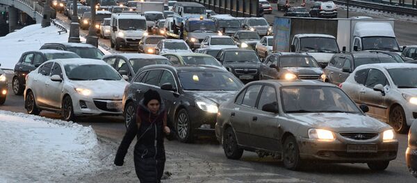 Своевременно замененные покрышки уберегут автомобилистов от ДТП, травм и смерти на скользкой трассе в зимний период. - Sputnik Молдова