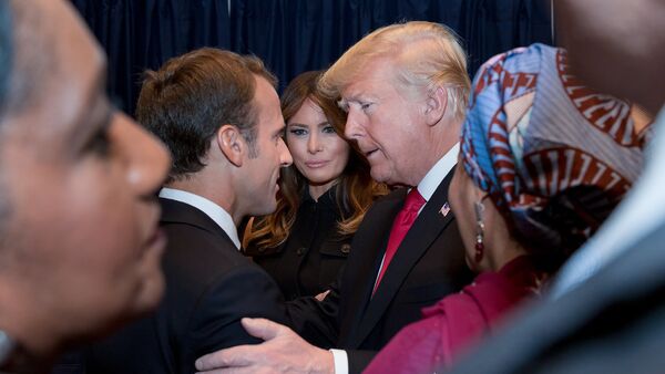 Президент Франции Эммануэль Макрон приветствует президента и первую леди СШA Дональда Трампа и Меланию Трамп в первый день общих прений на 73-й сессии Генеральной Ассамблеи ООН (25 сентября 2018). Нью-Йорк - Sputnik Молдова