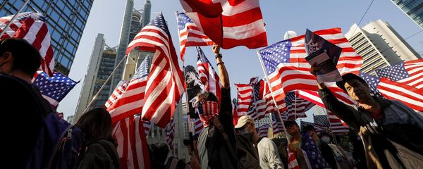 Протестующие c американскими флагами в Гонконге - Sputnik Moldova
