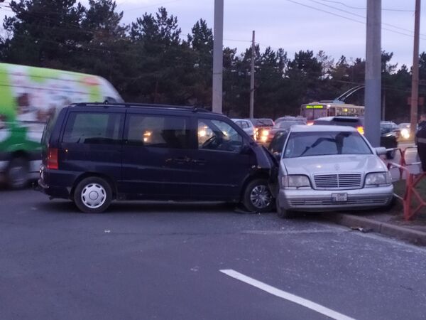 Мерседесы дорогу не поделили: один из них вогнал второго в ограждение тротуара Мерседесы дорогу не поделили: один из них вогнал второго в ограждение тротуара - Sputnik Молдова