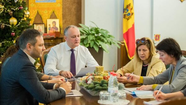 Президент Молдовы Игорь Додон на рабочем заседании по поводу мероприятий завершению Года семьи и 660-летию создания Молдавского государства - Sputnik Молдова