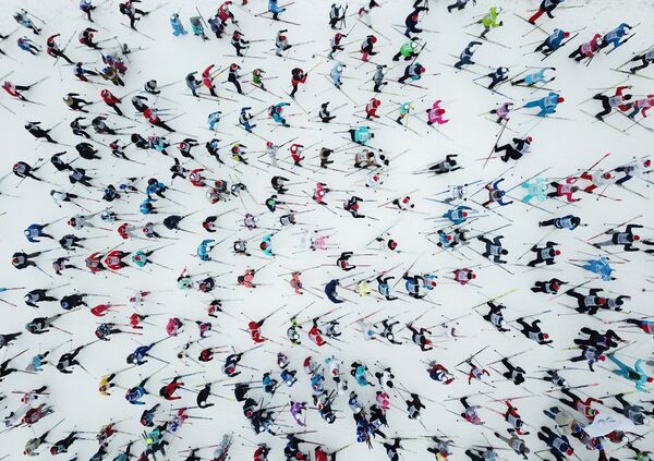 Участники на дистанции Всероссийской массовой лыжной гонки Лыжня России - 2019 в Московской области  - Sputnik Молдова