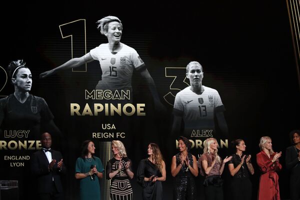 Fotografia fotbalistei americane  Megan Rapinoe după obținerea victoriei, la ceremonia de decernare a premiilor ”Globul de Aur-2019” de la Paris. - Sputnik Moldova