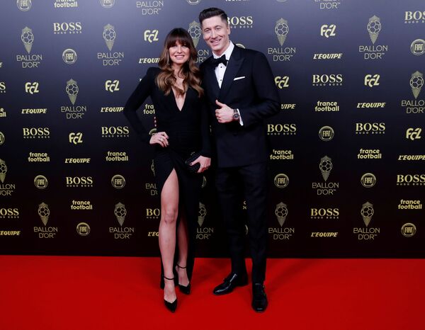 Fotbalistul Robert Lewandowski, alături de soția sa la ceremonia ”Globul de Aur-2019” - Sputnik Moldova