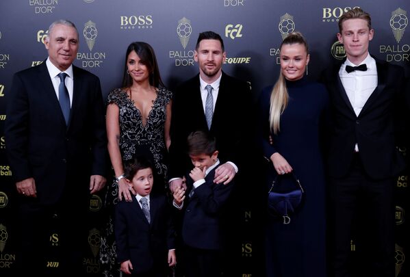 Lionel Messi cu familia, Hristo Stoichkov, Frankie De Jong cu Mickey Kimeni la ceremonia ”Globul de Aur 2019” - Sputnik Moldova