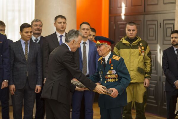 Министр обороны поблагодарил ветерана ВОВ Василия Литвинова за ратный подвиг, за мир на молдавской земле.  - Sputnik Молдова