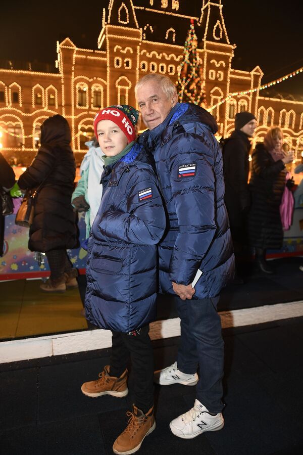 Actorul Serghei Garmaș cu fiul Ivan la patinoarului GUM în Piața Roșie - Sputnik Moldova