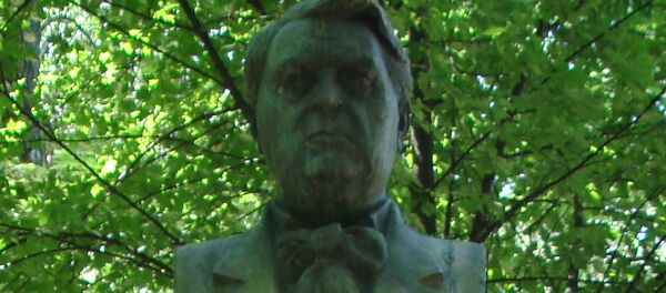 Bustul lui Mihail Sadoveanu de pe Aleea Clasicilor din Chişinău - Sputnik Moldova-România