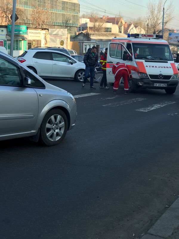 В Кишиневе автомобиль столкнулся с машиной скорой помощи В Кишиневе автомобиль столкнулся с машиной скорой помощи - Sputnik Молдова