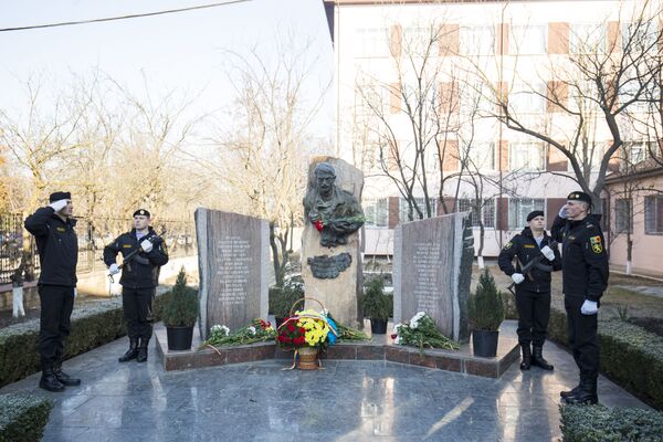 Depunere de flori la Complexul Memorial al Brigăzii şi Panoul Eroilor căzuți la datorie. - Sputnik Moldova
