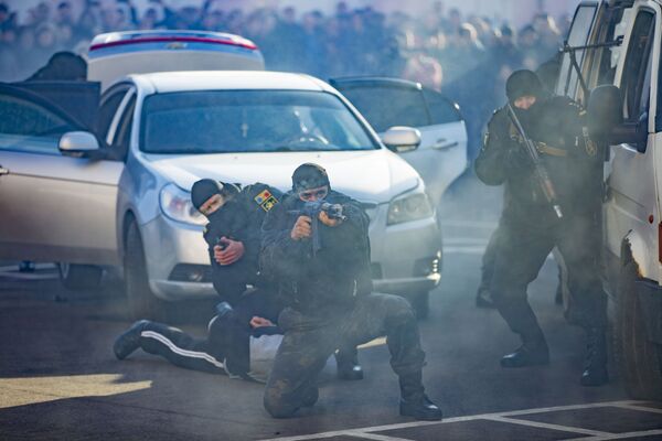 Aplicații demonstrative cu elemente tactice de mânuire a armelor din dotare și reținere a elementelor criminale din unități de transport. - Sputnik Moldova